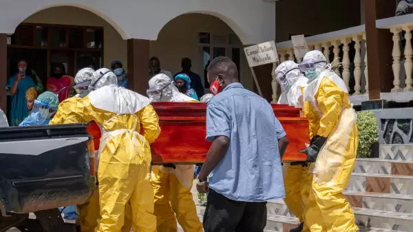 El ataúd de una persona sospechosa de haber muerto de ébola es izado en una camioneta por un trabajador de la salud en un hospital de Bunia, en el este de la República Democrática del Congo, el 25 de mayo de 2026. 