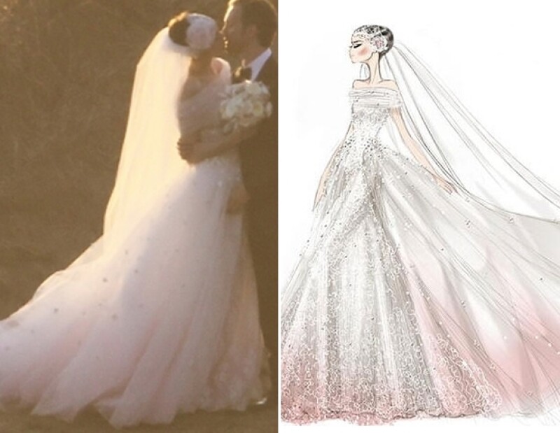 Anne Hathaway contrajo matrimonio en una creación de Valentino, en tradicional blanco que se desvanecía a un tono rosa.