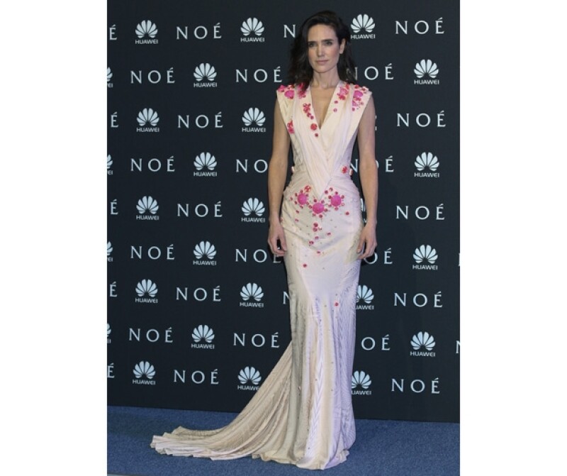 Jennifer Connelly lució un vestido Givenchy y maquillaje natural.