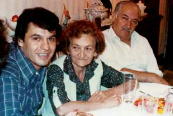 En 1972 cuando la suerte de Juan Gabriel comenzaba a cambiar, aquí; con su mamá; Doña Vitoria y su tío Gabriel.