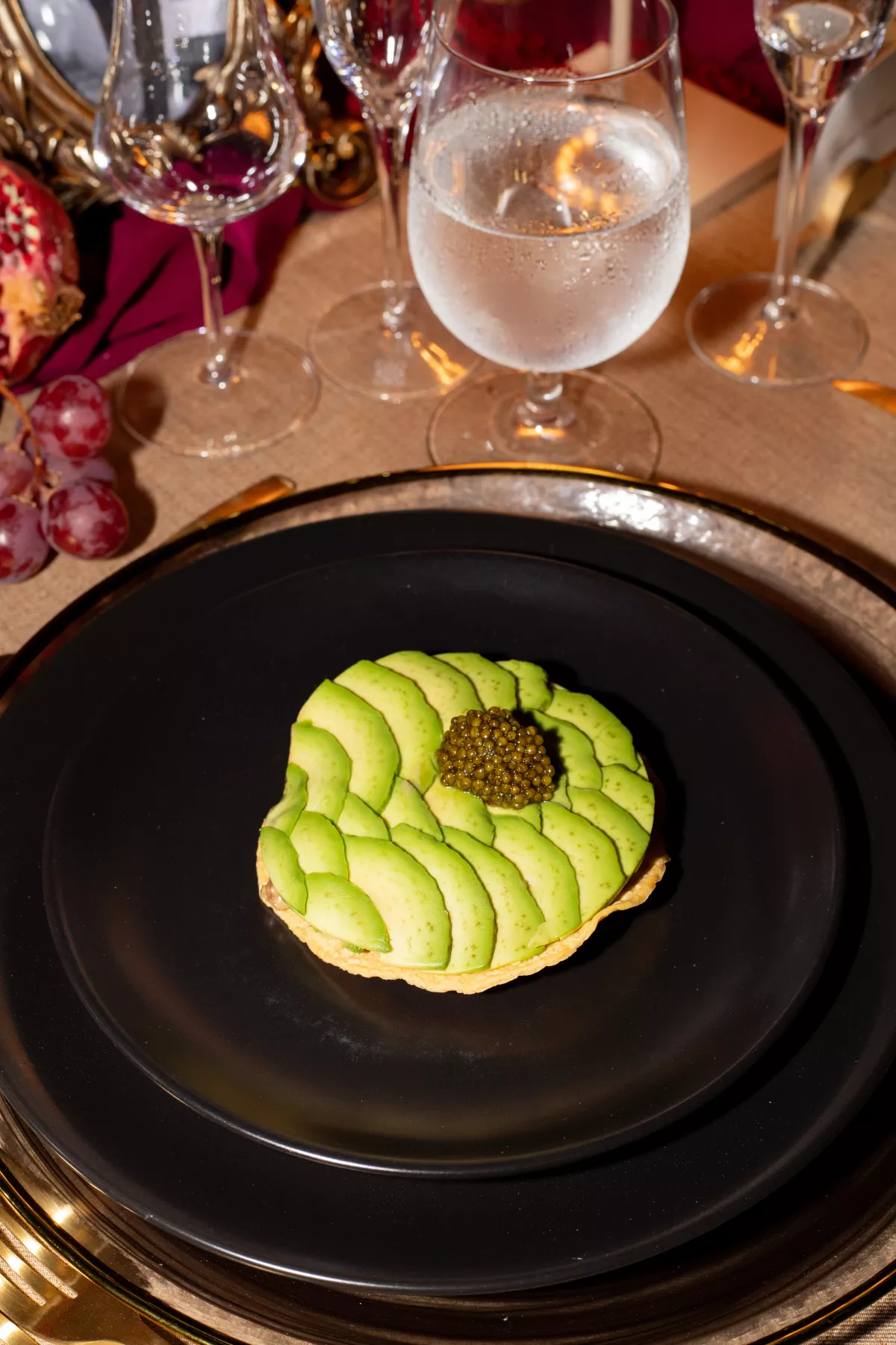 dashi de nopal con tostada de atún y caviar