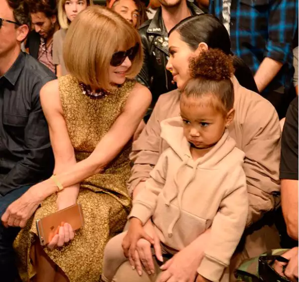 North mostró su molestia durante todo el desfile de Kanye West.