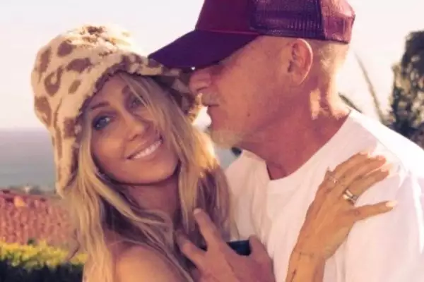 Tish Cyrus la mamá de Miley Cyrus se compromete con Dominic Purcell