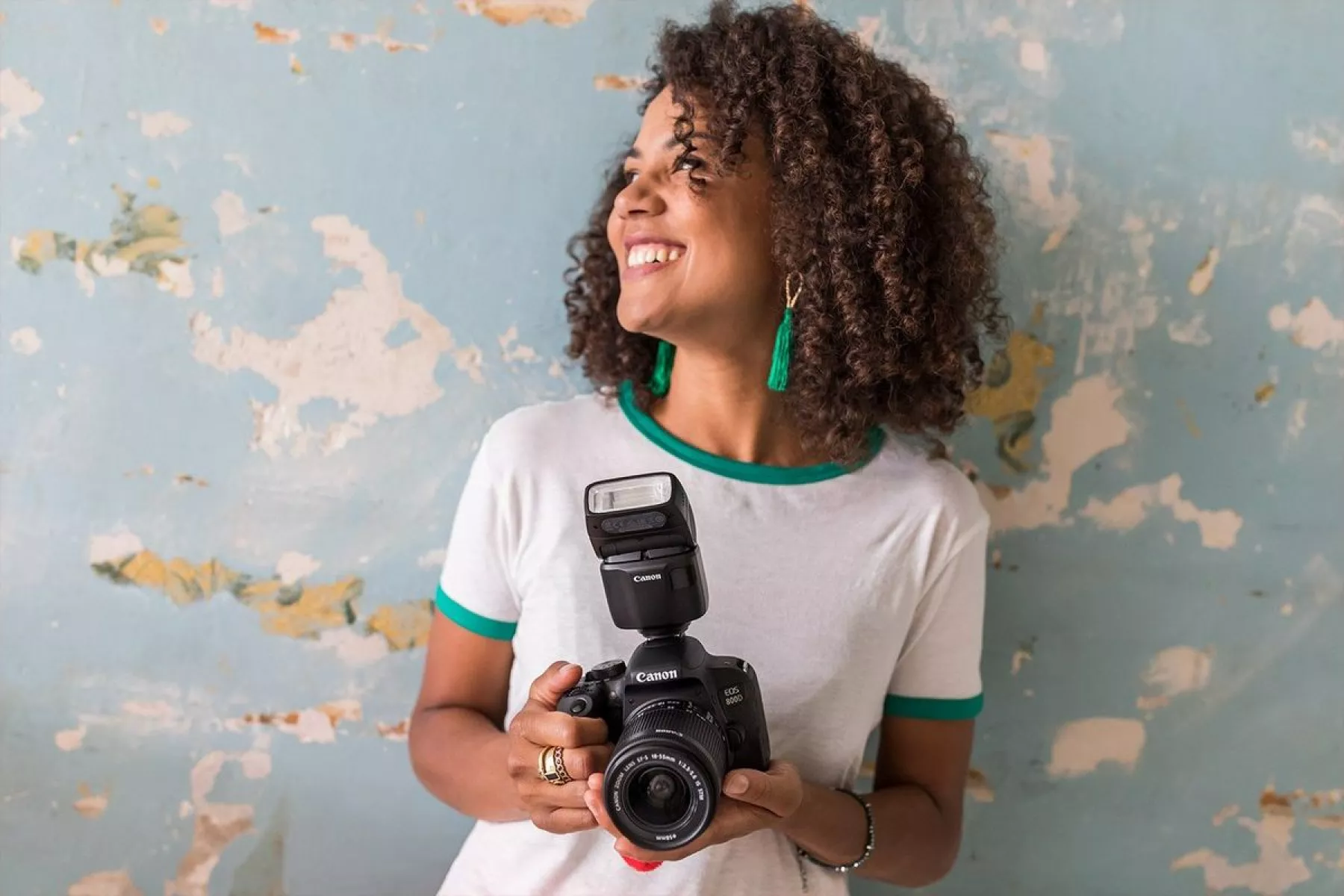 Canon EOS R50 V quiere ser la cámara ideal para creadores, pero su mayor ventaja aparece al mirar más de cerca