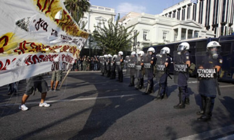 Anarquistas marcharon este sábado por la plaza Syntagma en contra de las medidas de austeridad y las medidas fiscales del Gobierno griego. (Foto: Reuters)