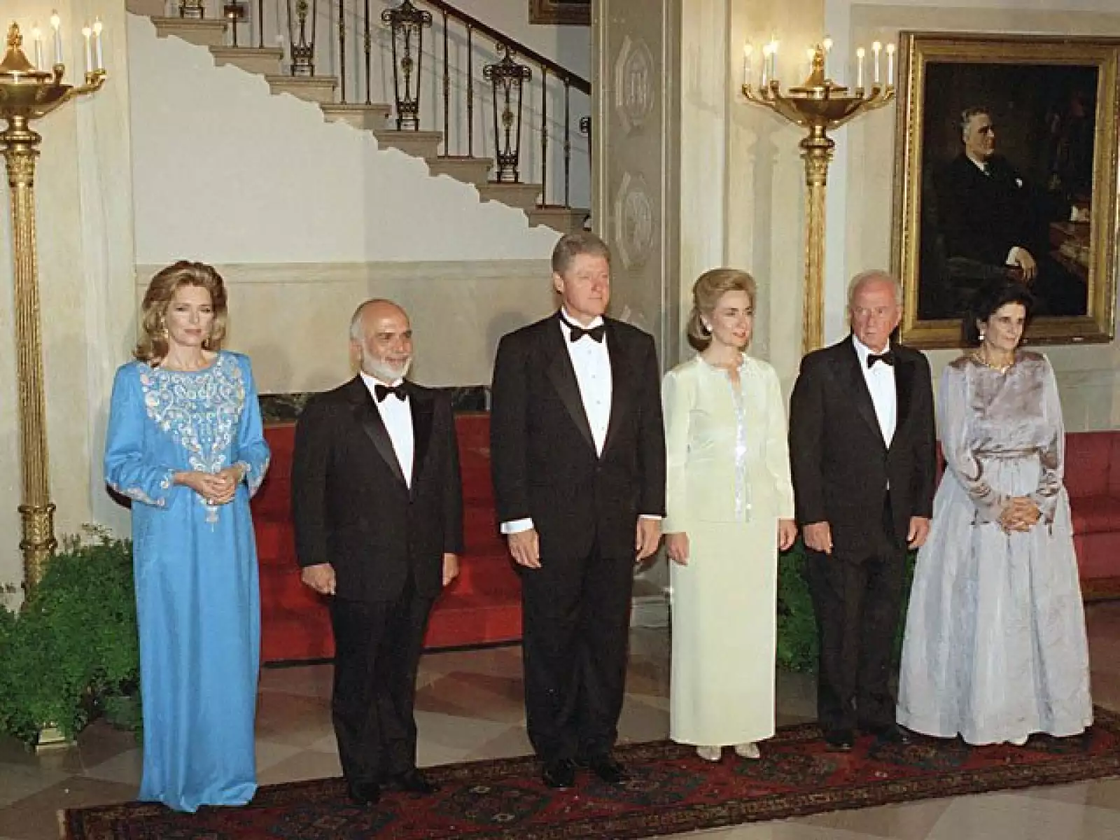 El ex presidente de EU Bill Clinton con su esposa, Hillary, el ex primer ministro Rabin con su esposa, el rey Hussein y la reina Noor en la Casa Blanca, el 25 de julio de 1994.