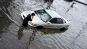 ¿Un auto inundado es automáticamente pérdida total? Esto es lo que debes hacer