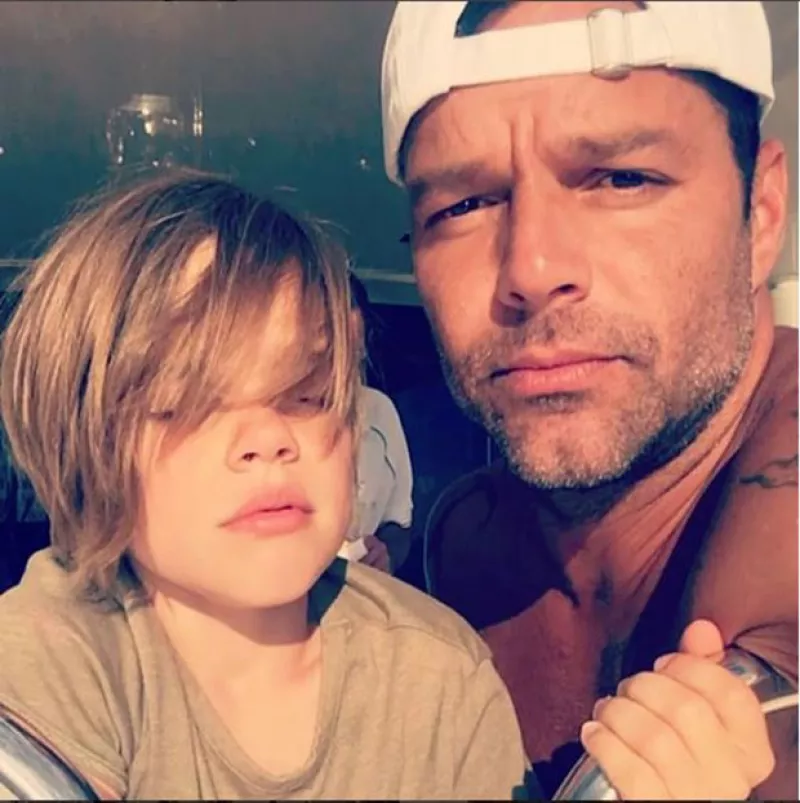 Matteo y Valentino están a punto de cumplir ocho años y cada día son más parecidos a su guapo papá; después de ver esta foto no te quedará duda de lo que decimos.