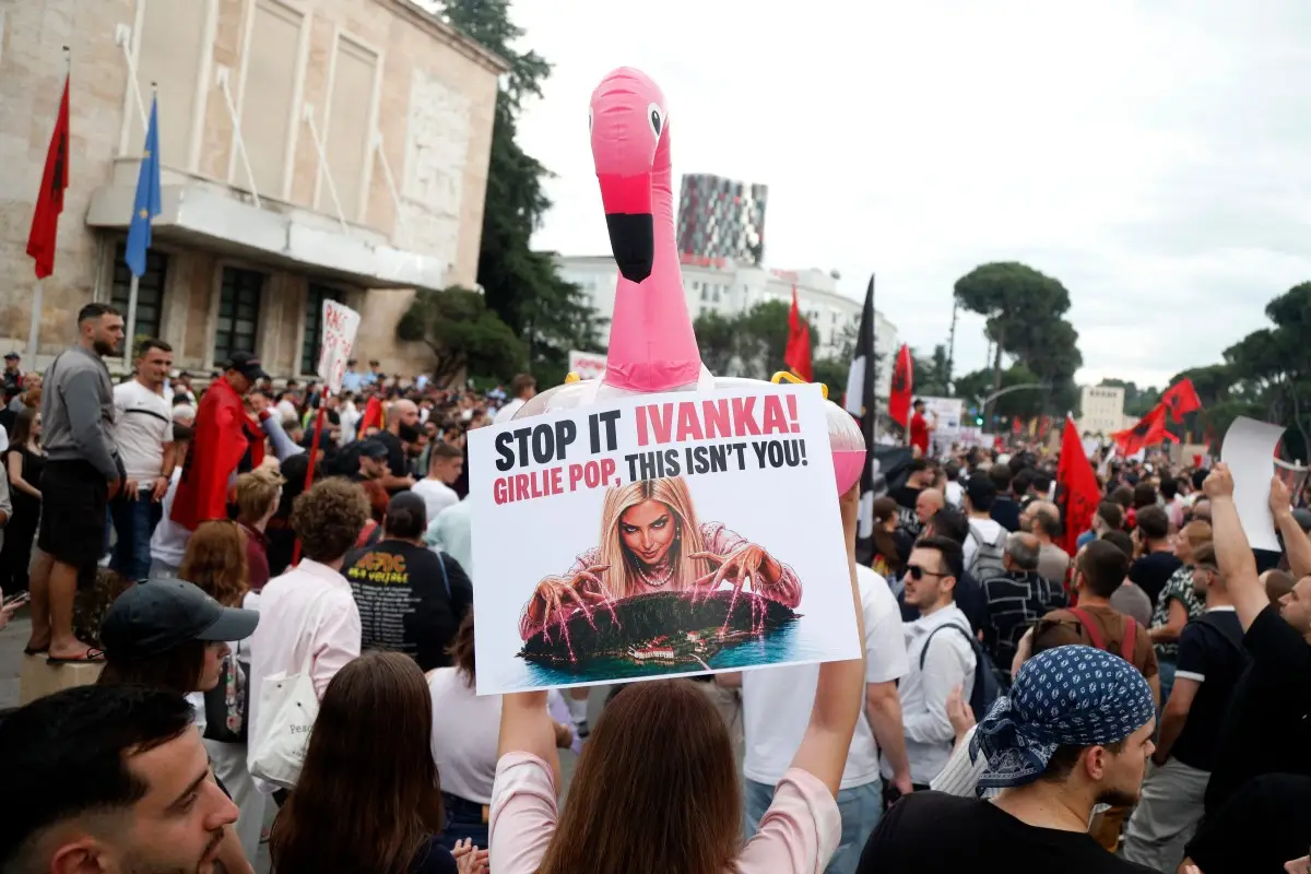 Los manifestantes participan en una manifestación frente a la oficina del primer ministro, en contra de la construcción de un complejo de lujo cerca de un área natural protegida, en Tirana el 3 de junio de 2026. Los ciudadanos se manifiestan por cuarto día para exigir transparencia en torno a un complejo proyecto turístico supuestamente vinculado al yerno del presidente de los Estados Unidos.
