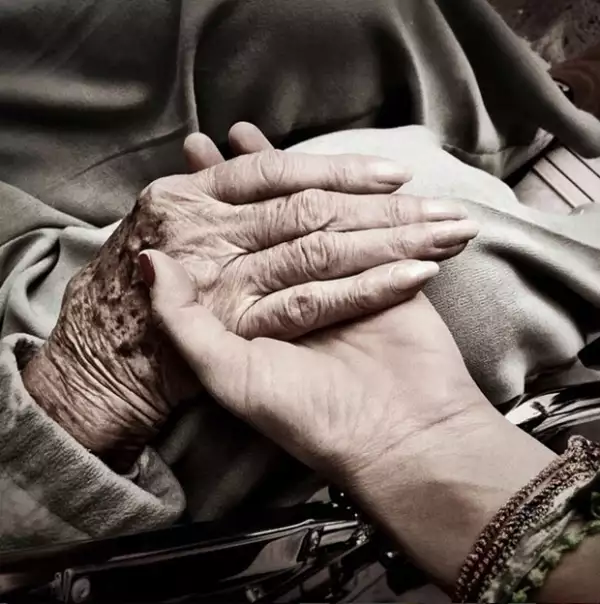 El viaje express de la cantante se debió al estado de salud de su abuela, a cuyos brazos regresó hace unos meses.