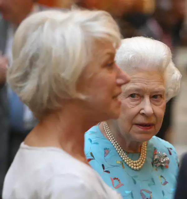 La Reina Isabel II y la actriz Helen Mirren juntas