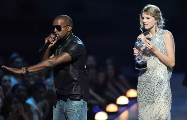 En los MTV Video Awards, Kanye interrumpió el discruso de aceptación de Taylor.