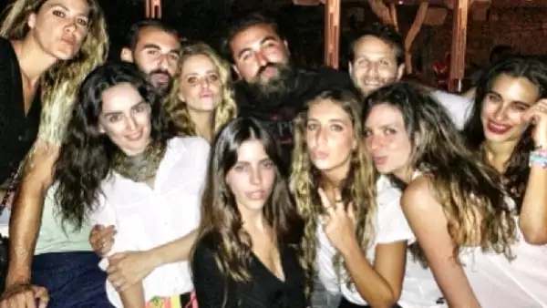 Acompañada sólo de grandes amigas, la guapa actriz se encuentra de viaje por Grecia, donde no ha parado de compartir fotos en su Instagram.