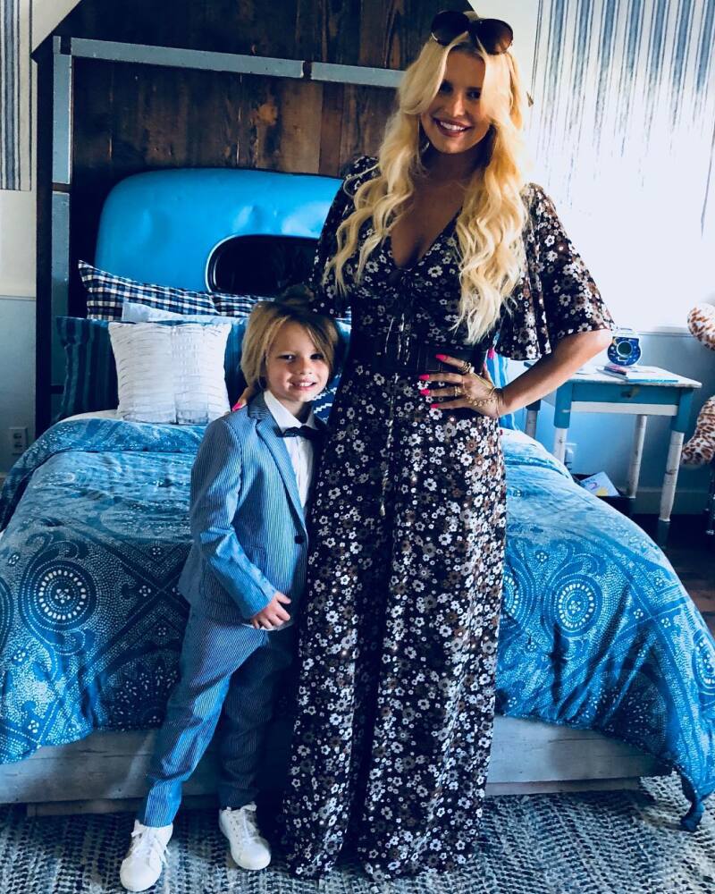 Hijo de Jessica Simpson da volteretas en una piscina y provoca polémica