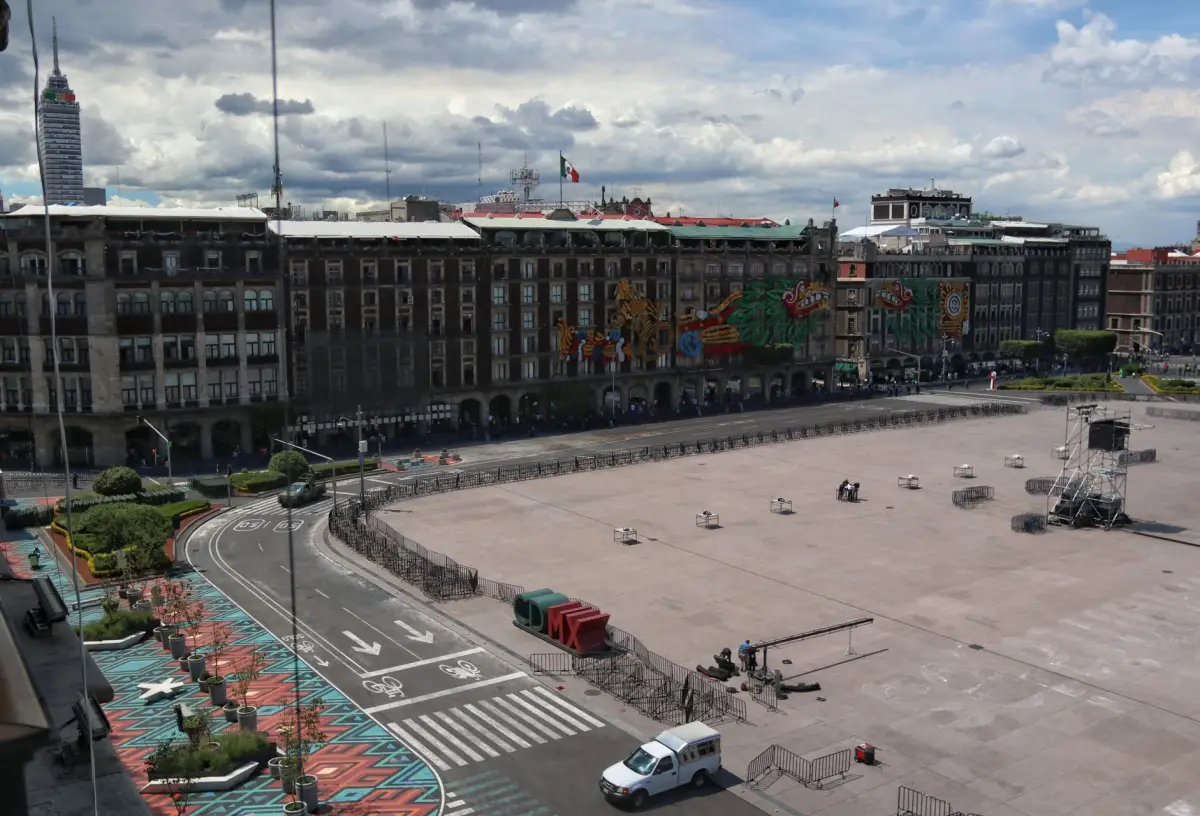 Se restringió el paso a transeúntes en el Zócalo capitalino previo al comienzo de festividades en el marco de las fiestas patrias.