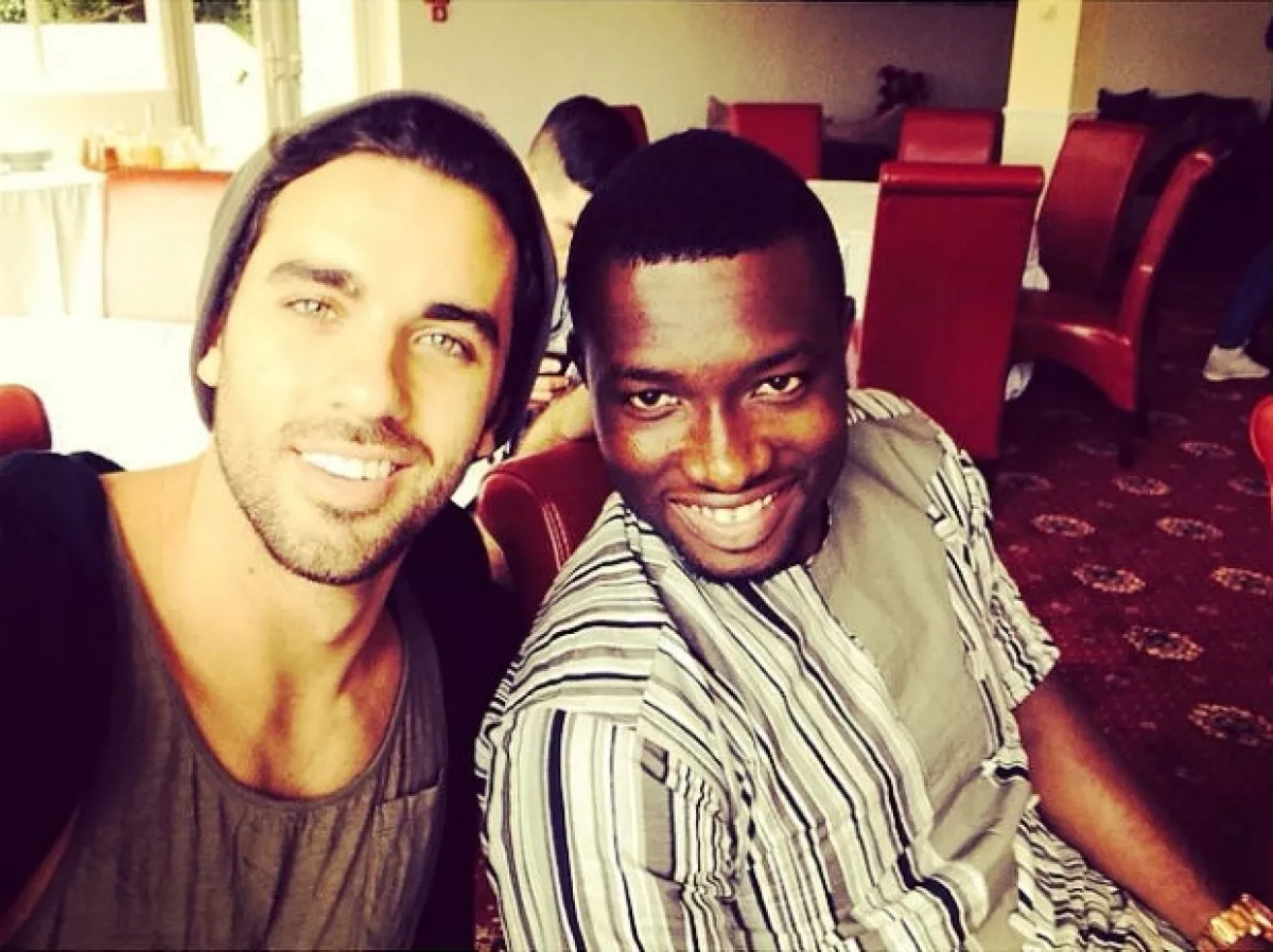 José Pablo con "Mr. Nigeria", su amigo y segundo lugar dentro de la competencia.