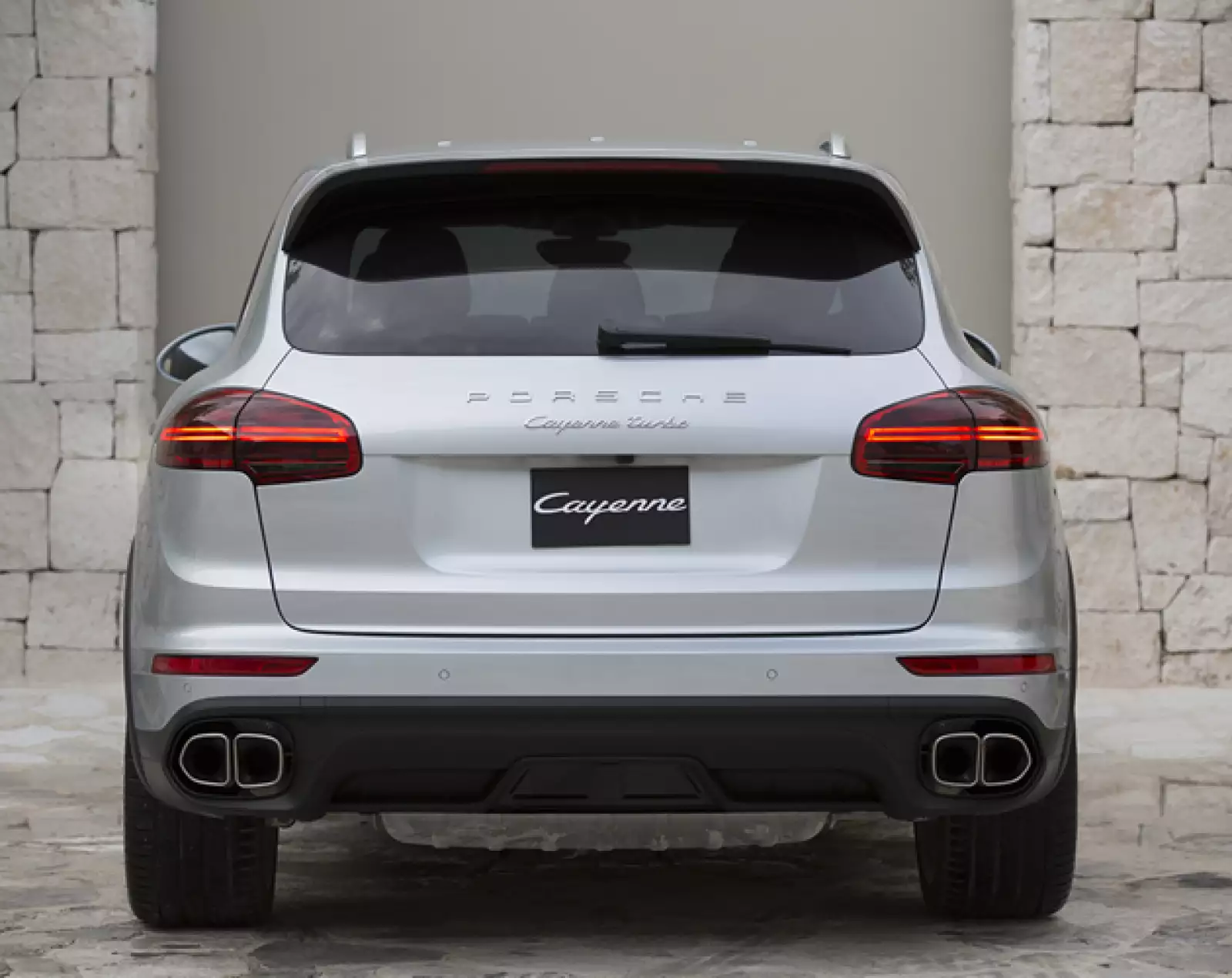Los cambios llegaron hasta la parte trasera del nuevo Cayenne. Ahora, los faros generan un efecto tridimensional. Las luces de freno están diseñadas en cuatro elementos. La cajuela tiene activación...