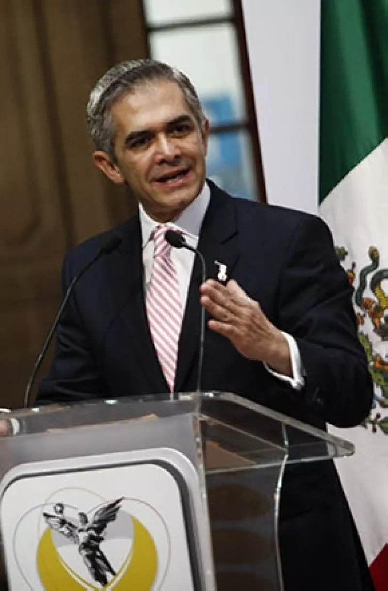 El GDF informó que el mandatario capitalino fue sometido a una intervención quirúrgica programada, derivada del chequeo anual que se efectúa periódicamente y que hallara una arritmia en su corazón.