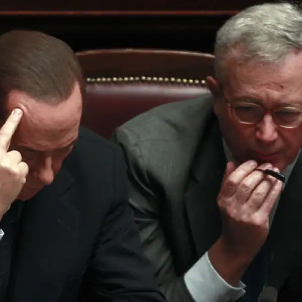 El primer ministro italiano, Silvio Berlusconi, renunció el sábado 12 de noviembre después de no haber obtenido los votos necesarios para la aprobación de su estructura financiera.