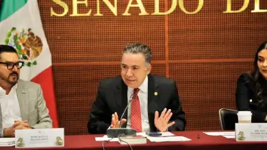 Enrique Inzunza en una reunión en el Senado.