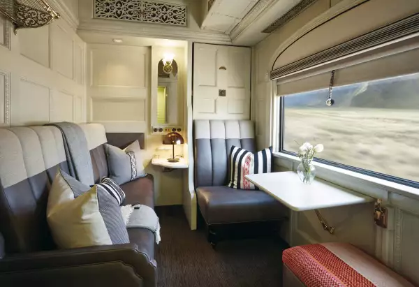 Sala de estar dentro de un tren de lujo