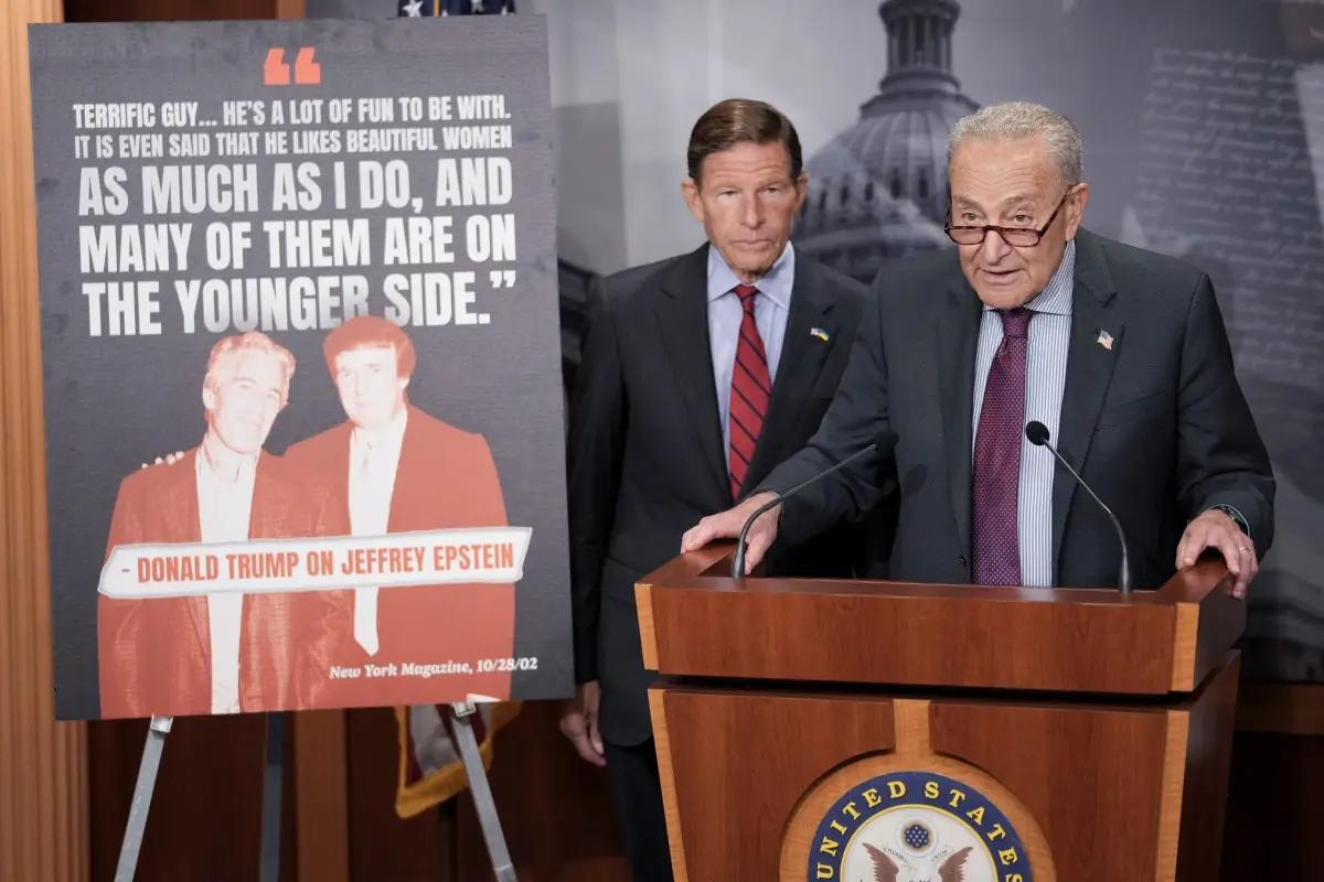 El líder de la minoría del Senado de los Estados Unidos, Chuck Schumer (R), demócrata de Nueva York, junto con el senador Richard Blumenthal (L), demócrata de Connecticut, habla durante una conferencia de prensa pidiendo a la administración Trump que publique más información sobre el caso Jeffrey Epstein, en el Capitolio de los Estados Unidos en Washington, DC, el 30 de julio de 2025.