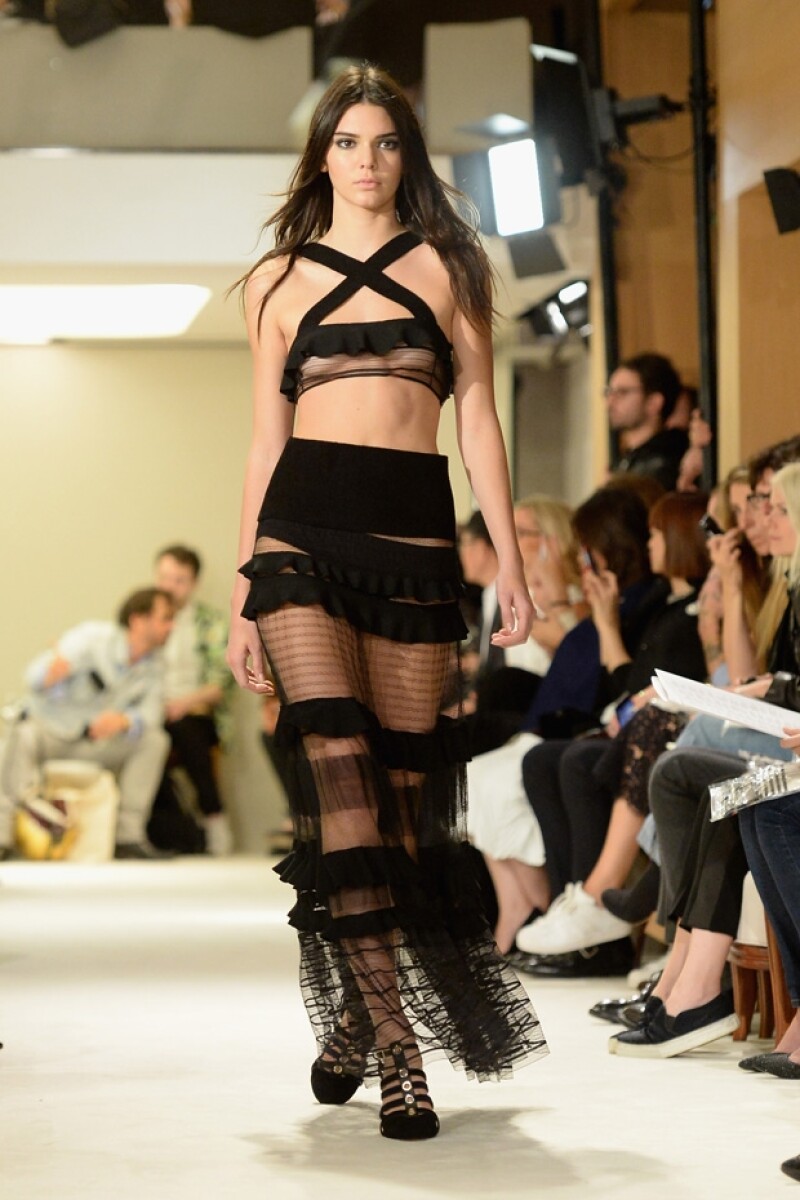 Para Kendall no fue tan difícil ser bien recibida en el mundo de la moda. Corrió mejor suerte que Kim, quien fue muy criticada por su portada en Vogue.