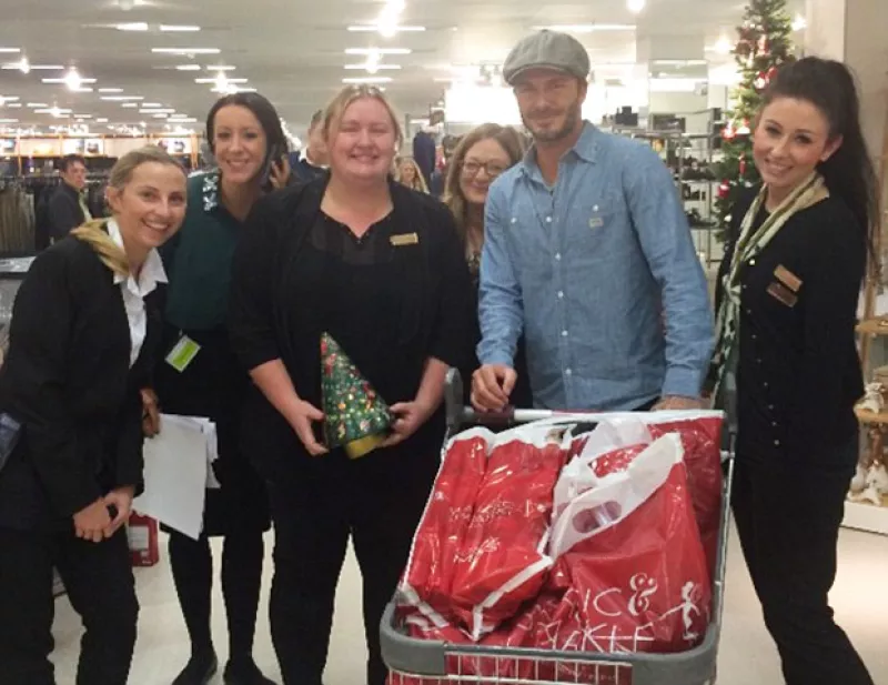 El guapo futbolista sorprendiÃ³ a clientes y trabajadores de una tienda londinense al hacer una genuina parada para abastecerse de lo necesario para Navidad, durante el fin de semana.
