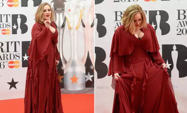 Adele sorprendió con su escote.