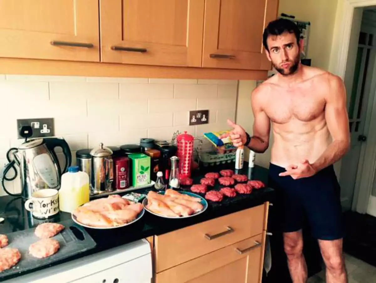 El también conocido Neville Longbottom publicó una fotografía en su Twitter que dejó boquiabiertos a todos sus fans con su cuerpazo súper fit.