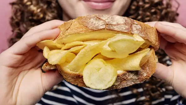 Papas fritas dentro del sándwich