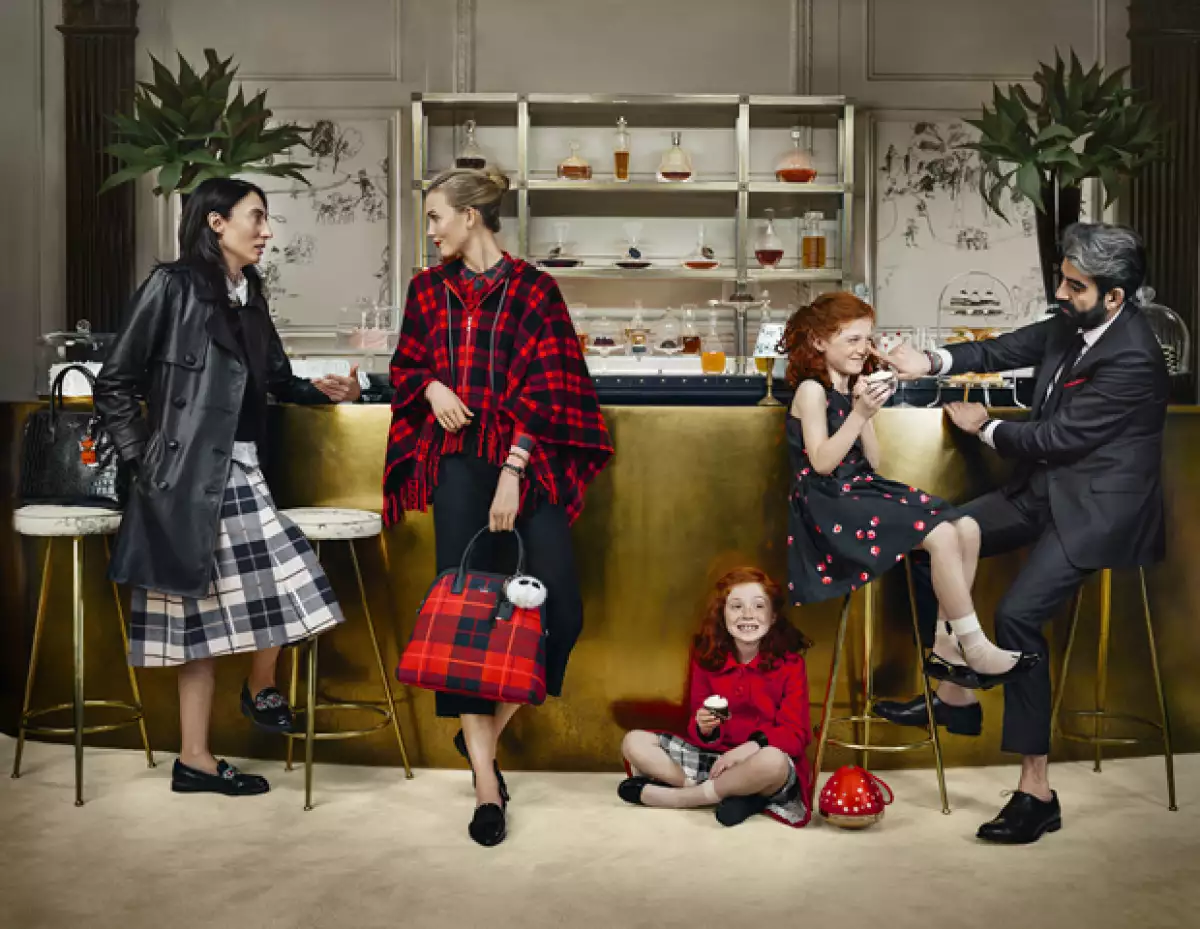 La artista Anh Duong, la modelo Karlie Kloss, y el gerente de Sant Ambrouse, Alireza Niroomand con las gemelas consentidas de Kate Spade, Juliet y Elise Marold