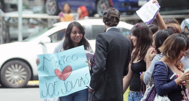Algunas fans del cantante se dieron cita a las afueras del hotel.