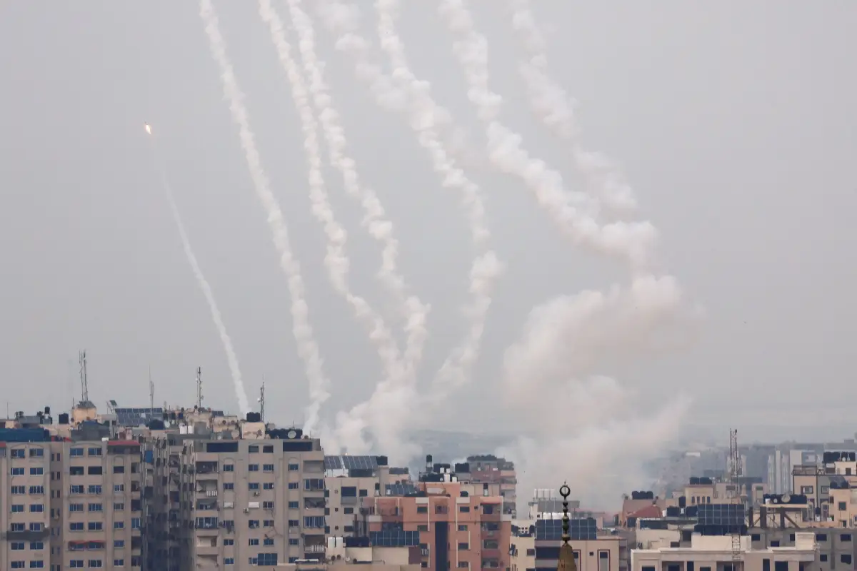 Los cohetes se disparan desde Gaza hacia Israel, en Gaza el 12 de mayo de 2023.