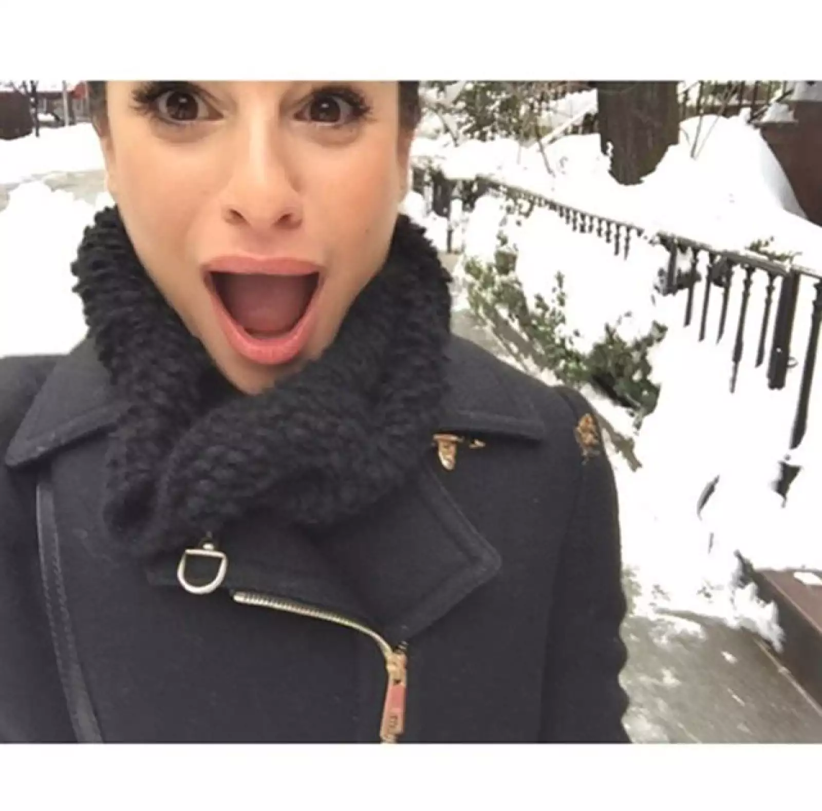 Lea Michele se dejó ver un poco asustada por la tormenta.