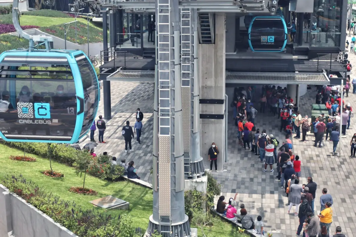 Personas haciendo fila en una de las estaciones del Cablebús de la Ciudad de México. 