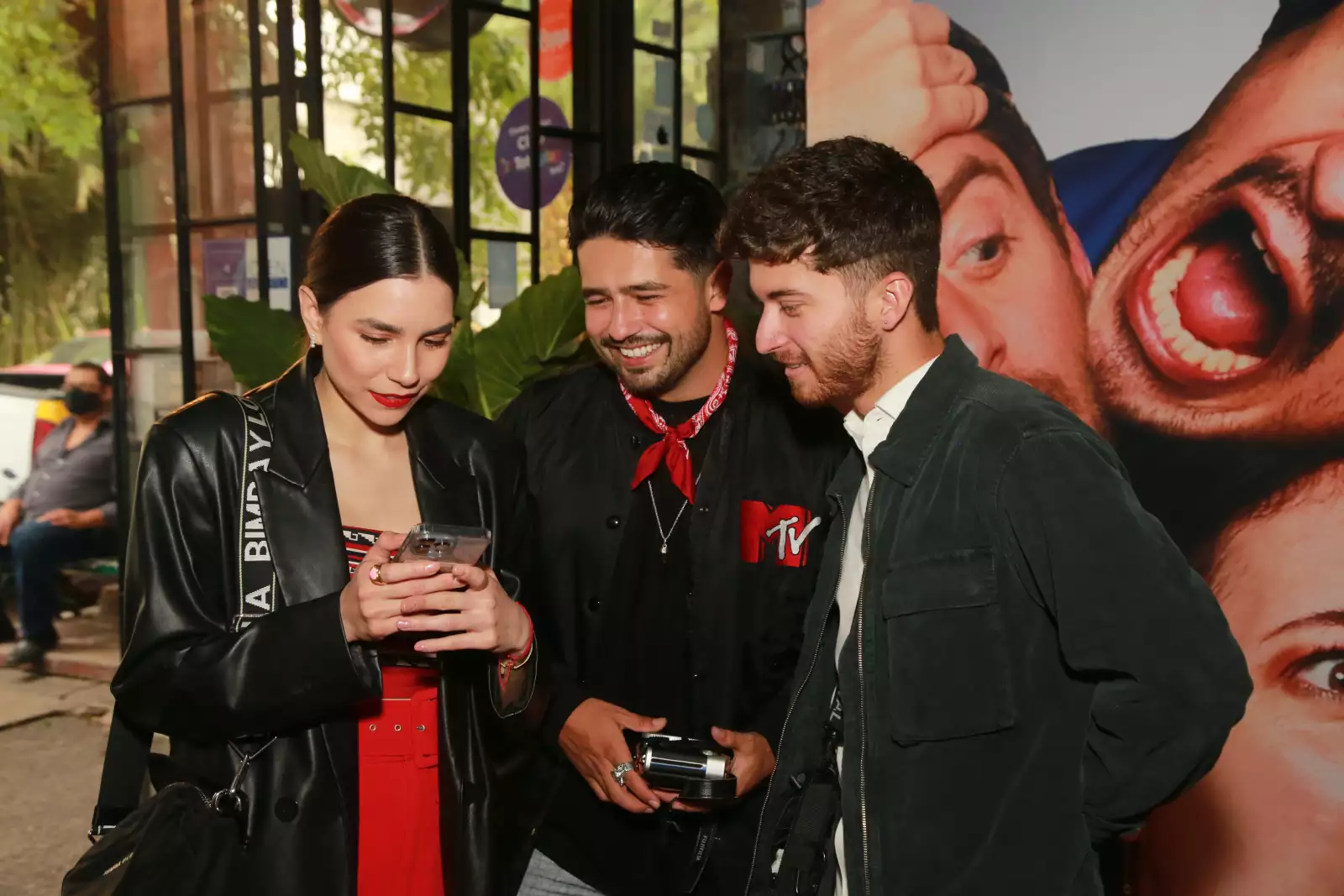 PREMIER COMO SOBREVIVIR SOLTERO