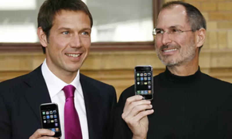 Analistas han exigido que Apple lance un iPhone de menor costo y con plan de prepago, adicional al iPhone 5 que anticipan para septiembre. (Foto: AP)