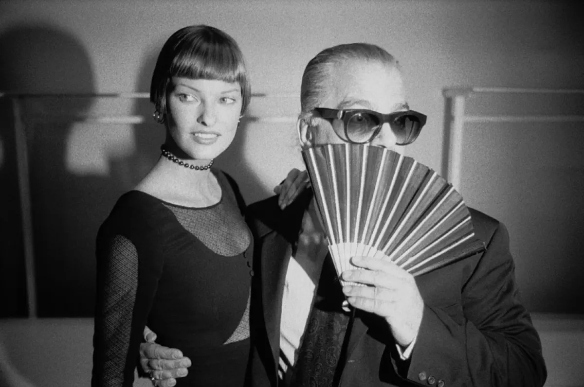 Linda Evamgelista y Karl Lagerfeld en un desfile de Chanel en 1995.