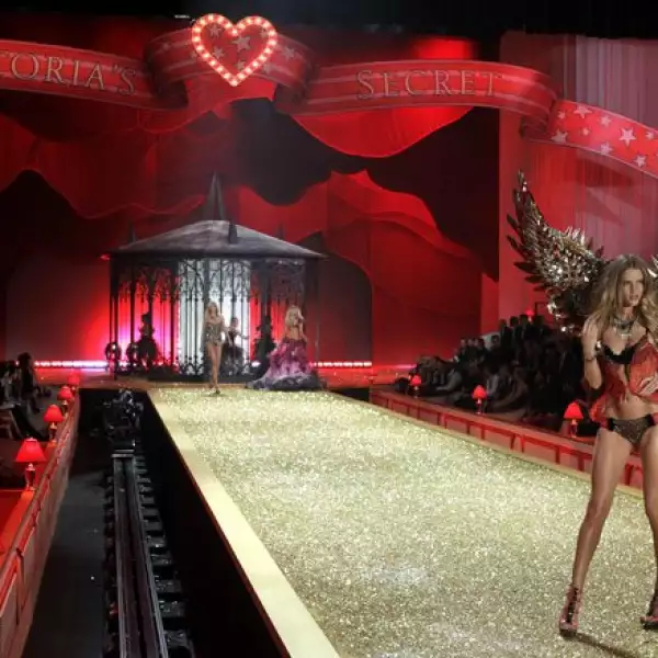 Como ya es costumbre, la producción de este desfile no escatima en que se vea espectacular.