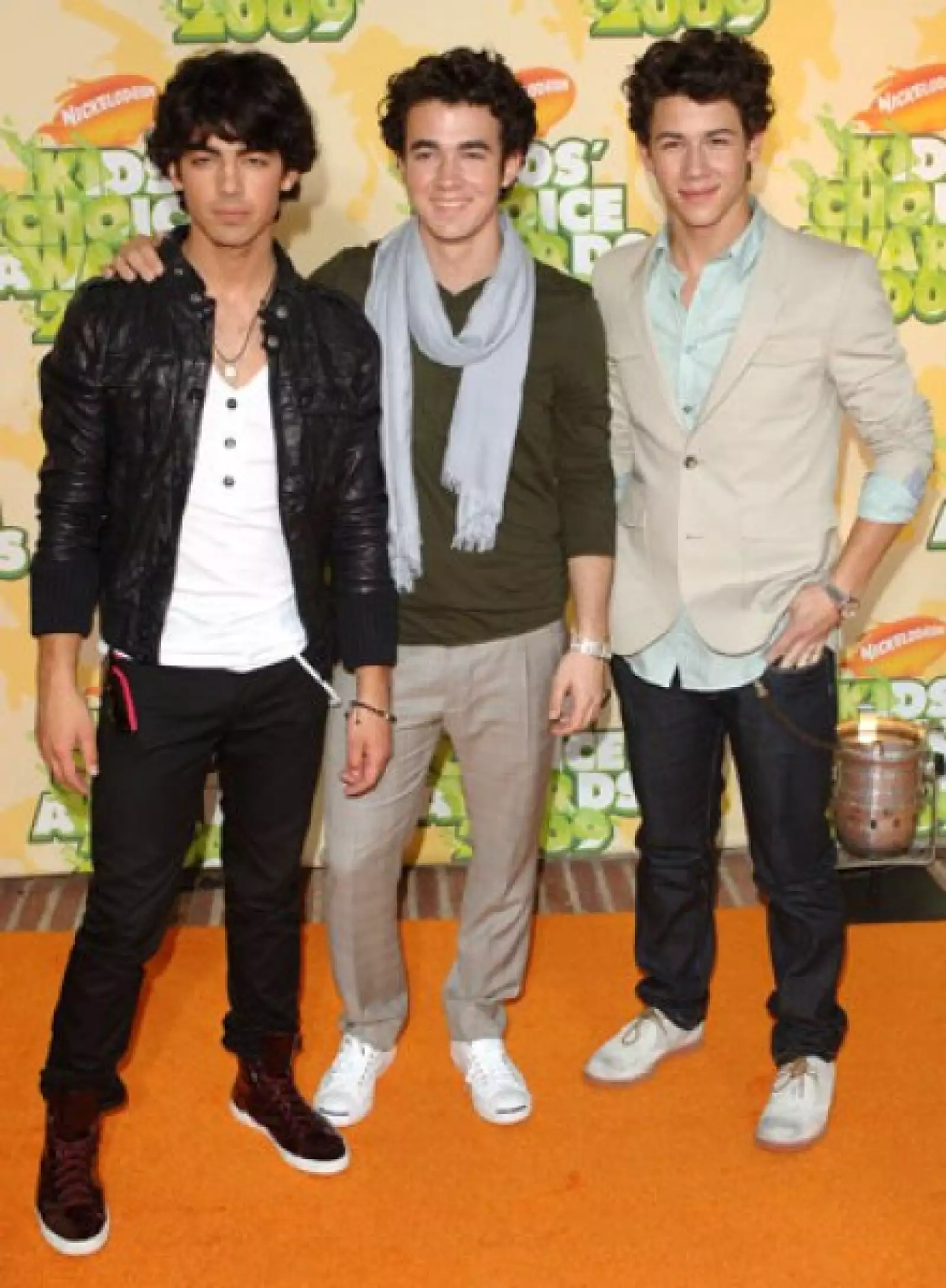 Como era esperado Los Jonas Brothers se llevaron el premio a Grupo Musical Favorito, siendo recibido por sus integrantes Nick, Joe y Kevin Jonas.