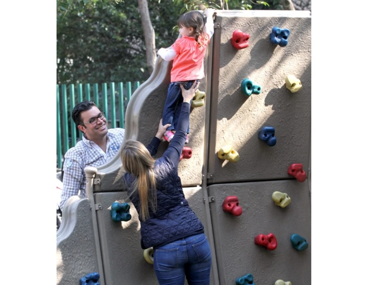 La conductora y su esposo Juan Quiroga convivieron y jugaron con su hija Bárbara en un parque de Polanco.