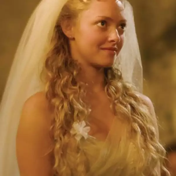 En Mamma mia!, Amanda Seyfried es Sophie Sheridan, la joven hija de Meryl Streep que quiere descubrir quién es se padre antes de casarse, aunque al final la boda toma un giro inesperado.