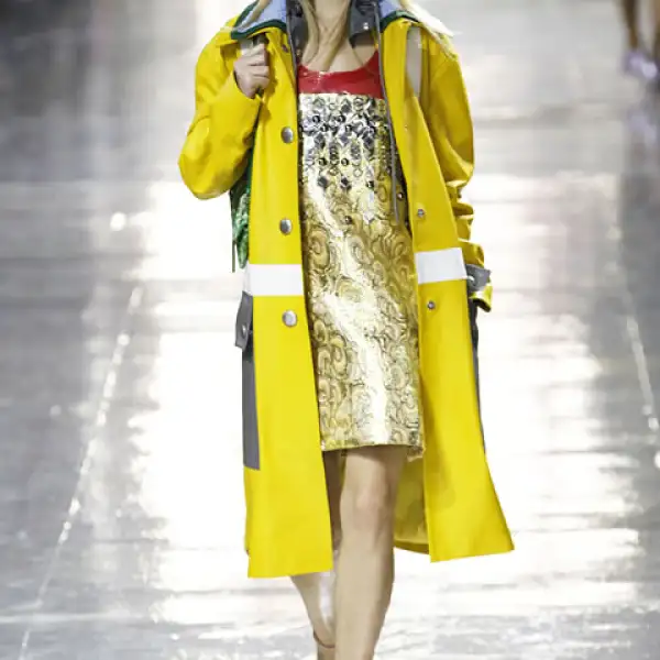 Miu Miu  Los colores brillantes y pasteles usados en abrigos y vestidos hacen de esta colección algo arriesgado y divertido.