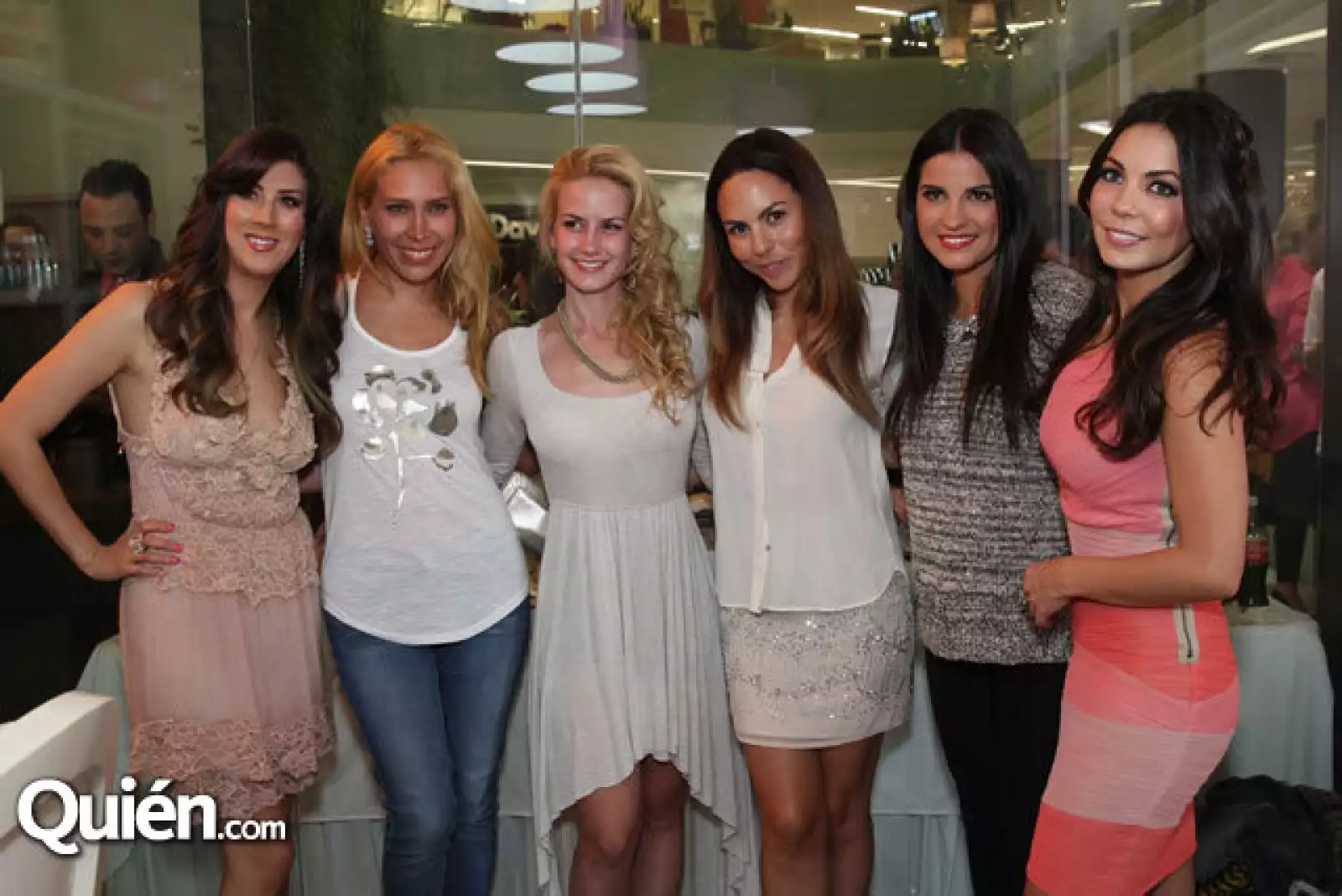 Cassandra Pelizza, Jimena Gallego, Altair Jarabo, Úrsula Montserrat, Maite Perroni y Claudia Godínez