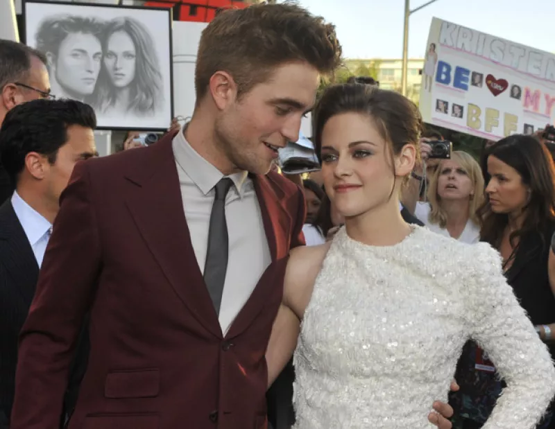 Fuentes aseguran que el actor le habla por teléfono todos los días a la protagonista de ‘Crepúsculo', pues no puede olvidarla.