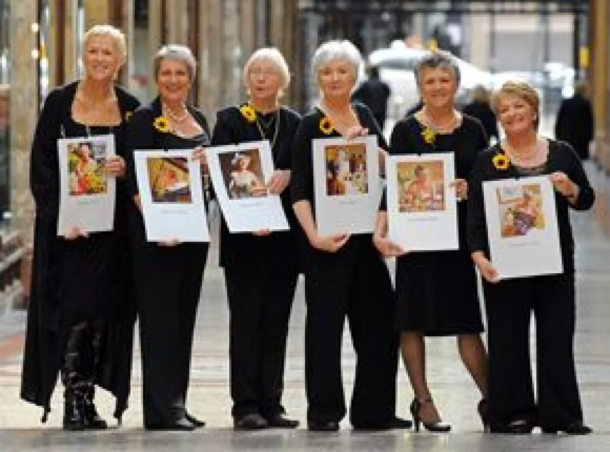 Las mujeres, que inspiraron la película "Calendar Girls" protagonizada por Helen Mirren y Julie Walters, develaron el lunes un nuevo calendario del 2010, disponible ya en Internet.