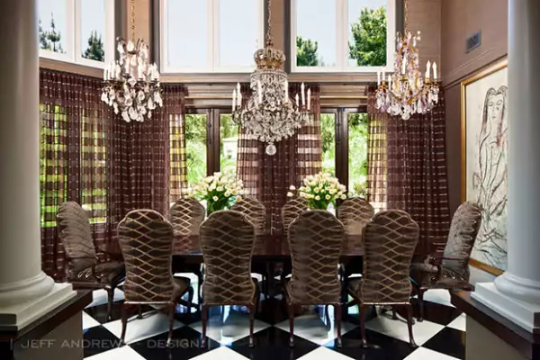 Este cuarto tiene tres de los candelabros favoritos de Kris.