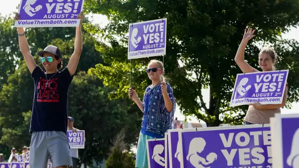Kansas vota sobre el derecho al aborto