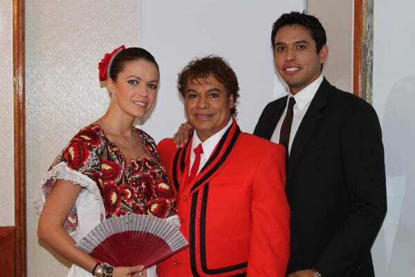 Ivan Aguilera y Simona Florentina junto a Juan Gabriel.
